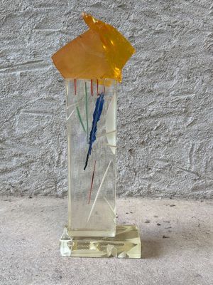 un vase en verre contenant une fleur jaune