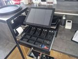 une photo d'une cuisine avec un plan de travail sur lequel est posé un ordinateur portable