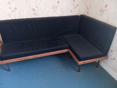 un canapé noir et un pouf noir dans une pièce