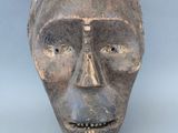 une image représentant un crâne sculpté dans de l'argile