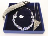 ensemble composé d'un collier et d'un bracelet, présenté dans un coffret bleu orné d'un ruban