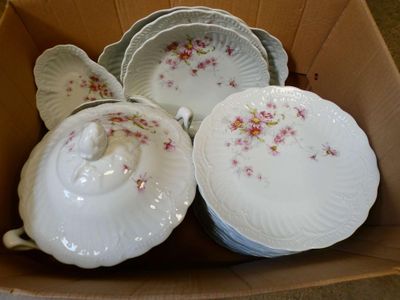 une boîte contenant tout un tas d'assiettes et de bols
