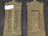 paire de plaques murales anciennes en laiton aux motifs ouvragés