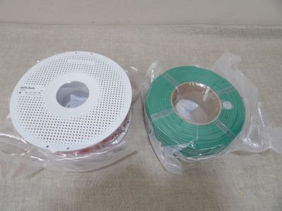 deux rouleaux de ruban isolant vert et blanc posés sur une table