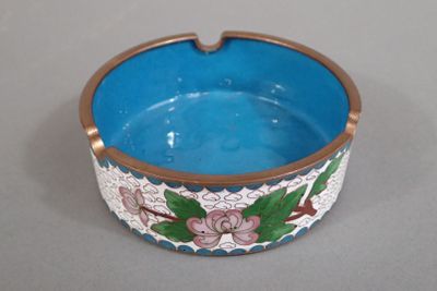 Cendrier en cuivre cloisonné à décor floral sur un fond blan…
