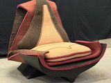 une chaise posée à même le sol devant un fond noir