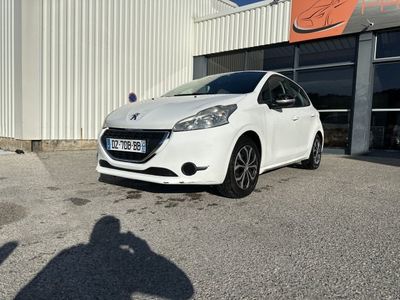 la petite voiture blanche est garée devant un bâtiment