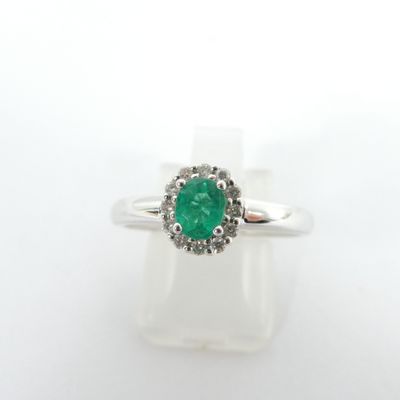 Gros plan sur une bague contenant une pierre verte