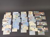 Plusieurs types de timbres sont disposés sur une surface noire