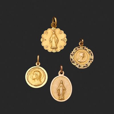 un ensemble de quatre pendentifs en or représentant la Vierge de Guadalupe