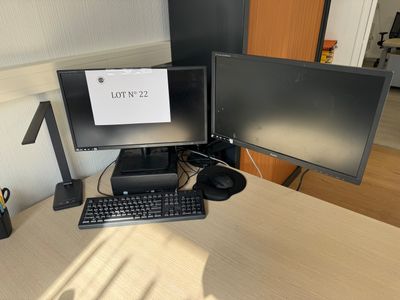 deux écrans d'ordinateur et un clavier sur un bureau