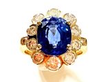 une image d'une bague en saphir bleu et diamant sur fond blanc