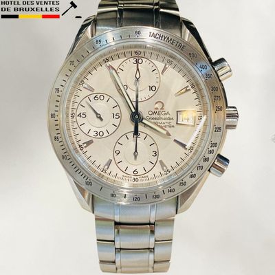 un gros plan d'une montre en argent sur fond blanc