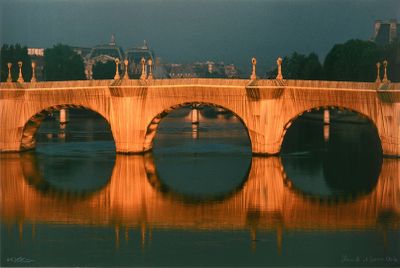 un pont sur lequel se trouvent des statues, enjambant l'eau