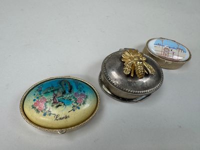 deux bijoux en argent et en or posés sur une surface blanche