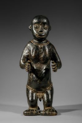 une statue en bronze représentant un homme tenant un bébé dans ses bras