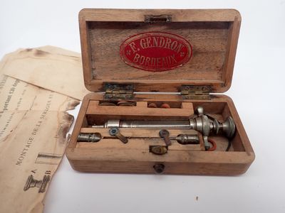 une petite boîte en bois contenant une paire d'outils