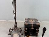 un grand nombre d'objets posés sur une table