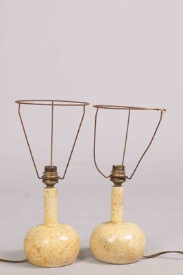 une paire de lampes en céramique jaune munies d'abat-jours en fil métallique