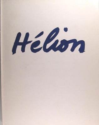 une boîte blanche avec une inscription bleue, posée sur une table
