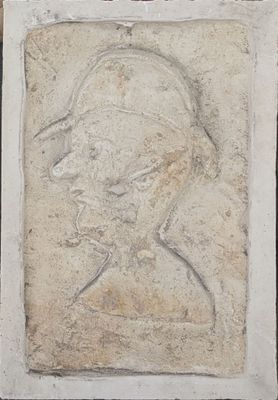 une image représentant la tête d'une femme sur une plaque de pierre