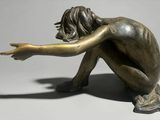 statue en bronze représentant une femme à genoux, les mains posées sur ses genoux
