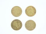 quatre souverains d'or britanniques sur fond blanc