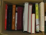 une boîte pleine de livres posée sur une table