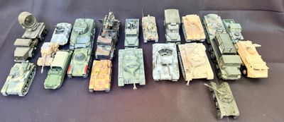 beaucoup de petits véhicules militaires miniatures posés sur une table