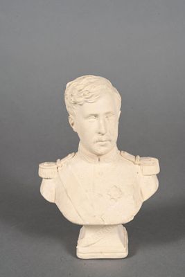 buste en marbre représentant un homme en uniforme militaire sur fond gris