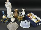 un grand nombre d'objets en verre posés sur une table