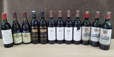 plusieurs bouteilles de vin sont alignées sur une table