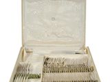 un coffret contenant de l'argenterie, sur fond blanc