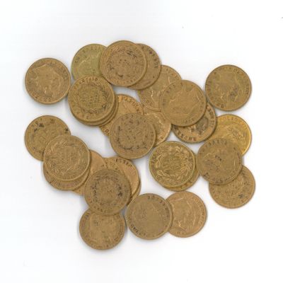 une pile de pièces d'or posée sur une surface blanche