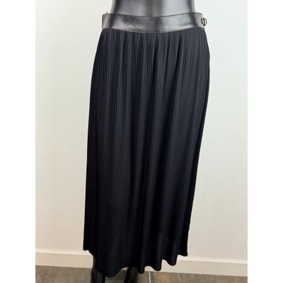une jupe noire à plis avec une ceinture en cuir sur un mannequin, mannequin, mannequin, mannequin, mannequin, mannequin, manne