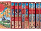 six livres alignés sur un fond blanc, avec une couverture rouge