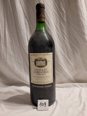 une bouteille de vin posée sur une table