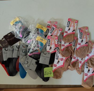 Plusieurs paires de chaussettes pour femmes sont posées sur une table, accompagnées d'une étiquette de prix.