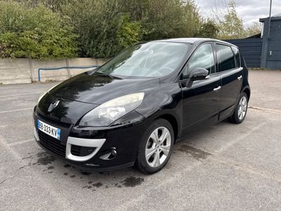 la photo d'une voiture noire garée dans un parking