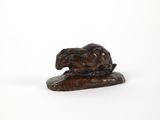 sculpture représentant un cheval sur un rocher