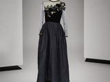 une photo d'un mannequin portant une robe noire et blanche