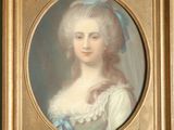 portrait d'une femme en robe blanche, portant un bandeau bleu