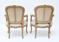 Paire de fauteuils cabriolet en bois naturel, mouluré et scu… (photo 3)