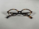une paire de lunettes posée sur une surface blanche
