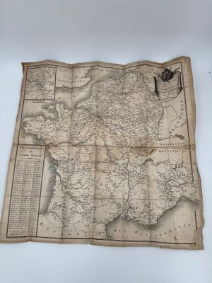 une vieille carte de la France sur une feuille de papier