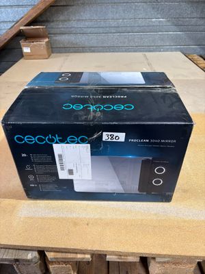 une photo d'un boîtier électronique posé sur une table en bois