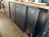 une photo d'une cuisine avec plusieurs réfrigérateurs