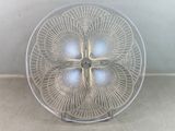 un ventilateur blanc posé par terre