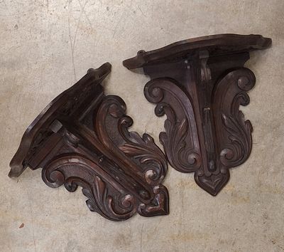 deux morceaux de bois posés par terre