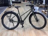 un vélo posé par terre dans un magasin